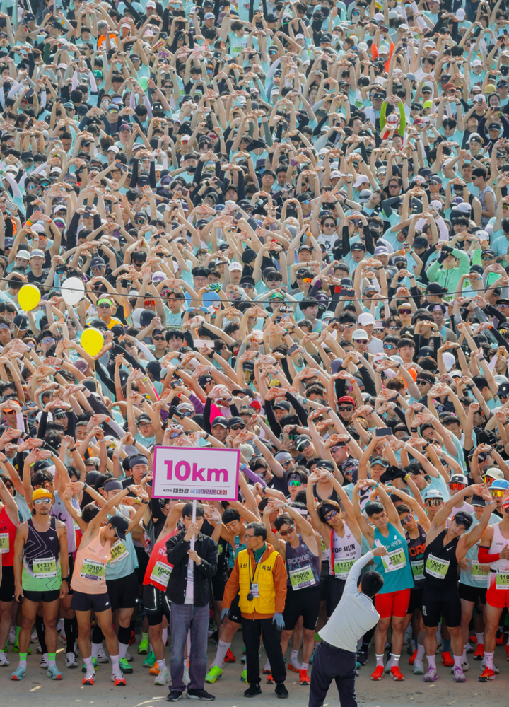 지난 28일 ‘제23회 태화강국제마라톤대회’에 참가한 마라토너, 동호인 및 시민들이 출발선 앞에서 몸풀기 체조를 하고 있다. 이수화 기자