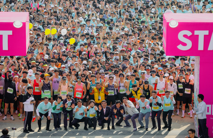 제23회 태화강국제마라톤대회가 열린 지난 28일 참가자들이 행사에 참석한 김두겸 울산시장, 이성룡 울산시의회 의장, 윤종오 국회의원, 김영길 중구청장, 이윤철 울산상공회의소 회장, 본지 이연희 대표이사 등과 출발 전 기념촬영을 하고 있다. 이수화 기자