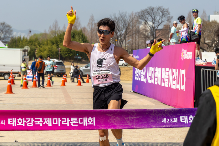 풀코스 구간 신정식 참가자가 1등으로 결승선을 통과하고 있다. 최지원 기자