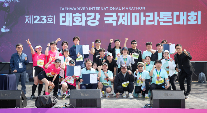 태화강국제마라톤대회에서 단체상을 수상한 울산농협, 일진에이테크㈜&일진기계, 달리는 사람들, 금양그린파워㈜ 등이 기념촬영을 하고 있다. 이수화 기자