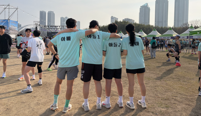 태화강 마라톤에 참가한 안정호(48) 씨와  그의가족들이 ‘아빠·엄마·아들1·아들2’라고 프린트된 옷을 맞춰 입고 참가해 눈길을 끌었다.