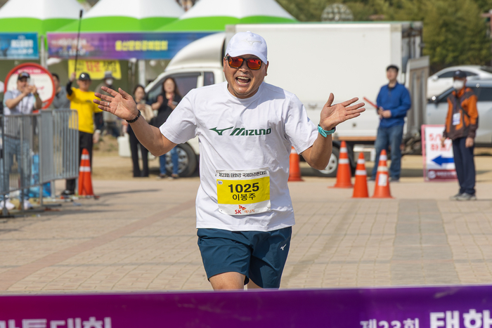 5km에 참가한 마라토너 이봉주 선수가 결승선을 통과하고 있다. 최지원 기자