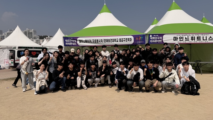 춘해보건대학 응급구조학과 학생들이 마라톤 참가자들과 시민들을 위해 심폐소생술과 코스안내, 안전지킴이 활동을 진행했다. 춘해보건대 제공