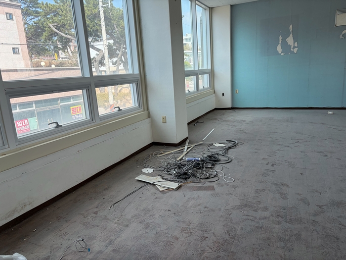 주전수산물직매장 2층은 공사가 완료되지 않은 듯한 인상을 줄 정도로 관리가 미흡한 채로 방치돼 있었다.