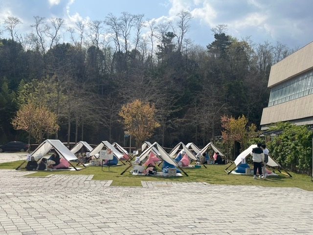 지난해 도서관 주간에 열린 주말의 북크닉(책나들이) 행사 모습. 울산도서관 제공