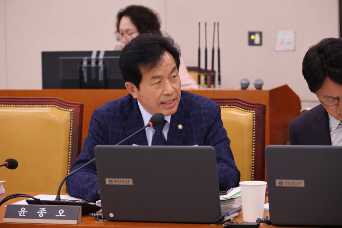 윤종오 의원이 2일 국회 국토교통위원회 전체회의에서 발언하고 있다. 윤종오 의원실 제공