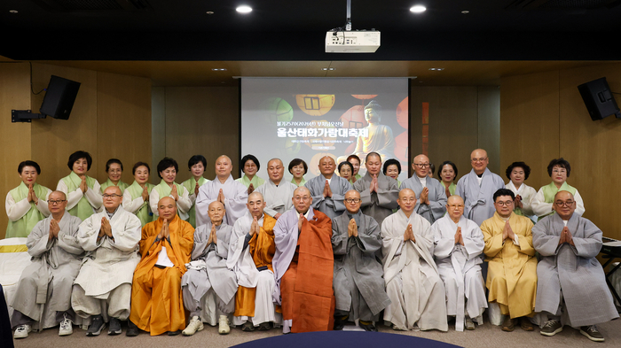 불기2570 부처님오신날 ‘울산태화가람대축제 출범식’이 지난 3일 울산 중구 태화복합문화공간 만디에서 열린 가운데 울산불교종단연합회장 혜원스님, 봉행위원장 혜진스님, 덕진스님(정토사 회주) 및 지역의 대덕원로스님, 윤건우 울산불교신도회장, 조계종울산사암연합합창단 등이 기념촬영을 하고 있다. 이수화 기자