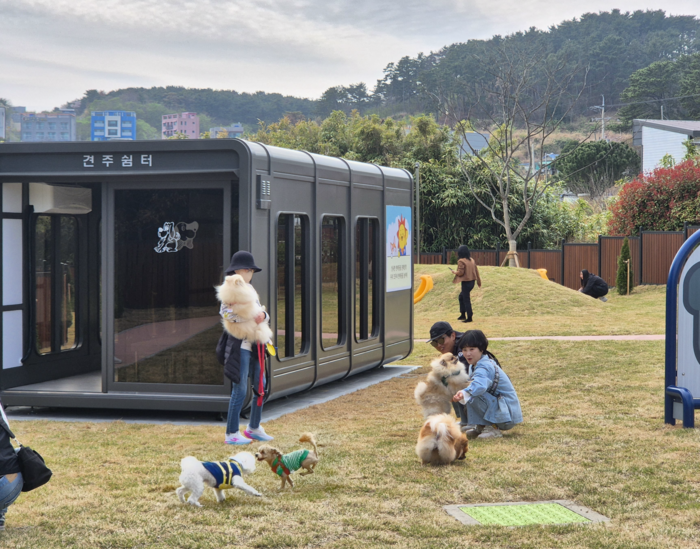 전국 해맞이 명소인 서생면 간절곶공원에 울주군 첫 반려동물 놀이터인 ‘딩동댕 놀이터’가 문을 열었다.