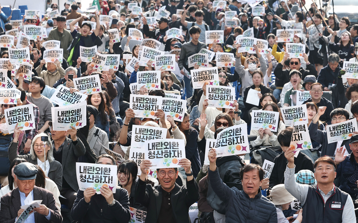 윤석열 전 대통령이 탄핵된 지 1년이 되는 4일 서울 종로구 안국역 6번 출구 앞에서 열린 4·4 내란청산 사회대개혁 주권자 승리의 날 시민행동에서 내란청산·사회대개혁 비상행동 기록기념위원회 등 참석자들이 구호를 외치고 있다. 연합뉴스