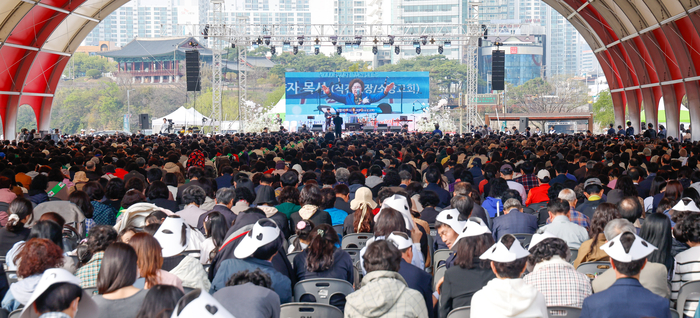 2026년 시민과 함께하는 부활절 문화행사가 열린 5일 울산 태화강국가정원 남구 둔치에서 신도들이 부활절 연합예배를 드리고 있다. 최지원 기자