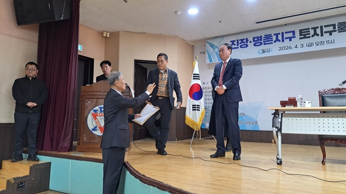 지난 3일 열린 진장명촌지구조합 임시총회에서 조합장 해임 안건이 상정되자 김통국 조합장이 박중학 예비 조합장에게 총회 무효를 주장하는 등 항의하고 있다.
