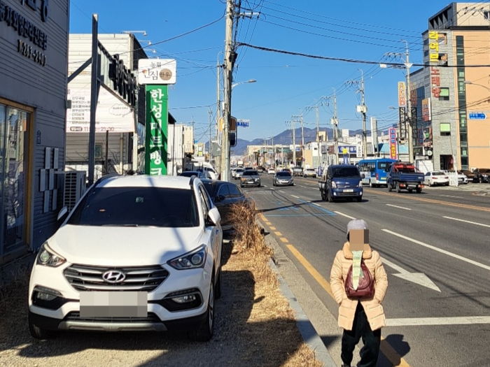 울산 북구 진장동 일대 인도가 심각하게 파손돼 있고, 차량이 무분별하게 주차돼 있어 주민들이 차도로 몰리고 있다.