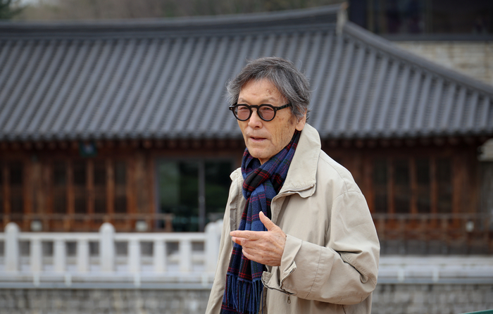 지난 3일 국립경주박물관의 수묵당 앞에 선 김성춘 시인이 본지와의 인터뷰를 통해 시의 본질과 그의 시에서 그려온 울산에 대해 이야기 하고 있다. 이수화 기자