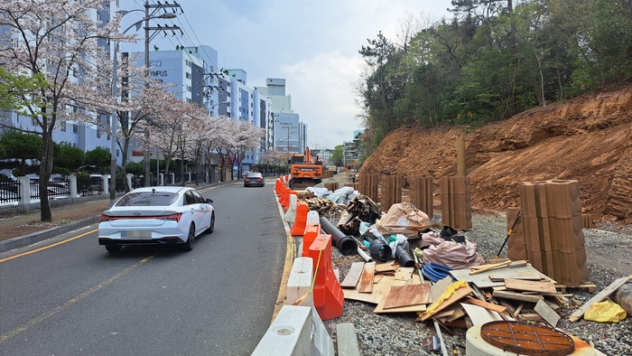 올림푸스아파트 일원 대공원로(중1-185호) 도로확장공사 현장 전경.