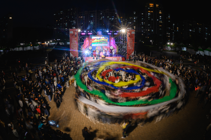 제22회 울산쇠부리축제가  ‘뜨거운 두드림! 불꽃으로 피어나라!’를 주제로  5월 8일부터 10일까지 사흘간 달천철장과 북구청 광장 일원에서 열린다.  울산 북구 제공