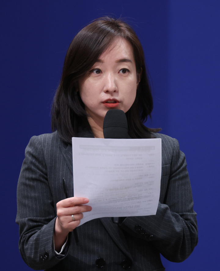 전은수 대변인이 7일 청와대에서 강훈식 비서실장과 김용범 정책실장의 중동상황 관련 기자간담회를 진행하고 있다. 연합뉴스