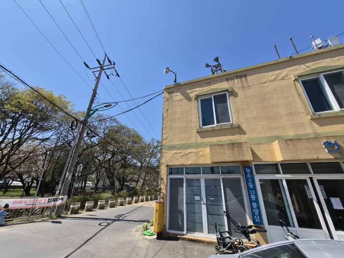 8일 찾은 북구 천곡경로당 일대. 경로당을 철거하지 않기로 함에 따라 바로 옆인 하천 건너길에 도로가 개설된다. 김귀임 기자