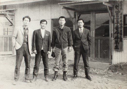 경부고속도로 언양 공구 공사 참여자 현판 앞 기념 사진. 울산박물관  소장, 울산대곡박물관 제공
