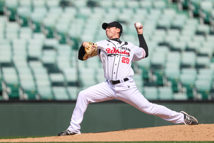 울산웨일즈 고효준이 43년 2개월 3일의 나이로 승리를 기록하며 KBO 역시 최고령 승리투수가 됐다. 울산웨일즈 제공