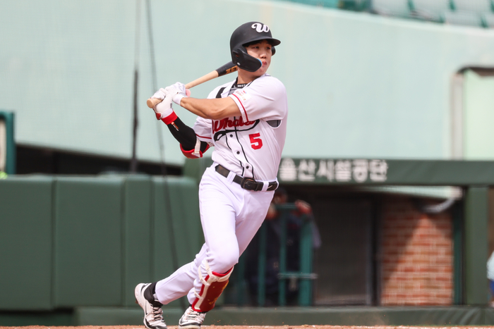 변상권이 1사 만루 찬스에서 우측 선상을 따라가는 타구를 만들어내고 1루로 달려나가고 있다. 울산웨일즈 제공