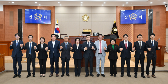울산중구의회는 지난 10일 본회의장에서 김영길 중구청장 등 관계 공무원이 참석한 가운데 제281회 중구의회 임시회 제2차 본회의를 열고 10일간의 의사일정을 마무리 지었다. 중구의회 제공