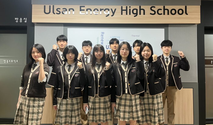 울산에너지고 2학년 학생들이 최근 삼성계열사 장학생 특별채용에서 최종합격하고 기념사진을 찍고있다. 울산교육청 제공