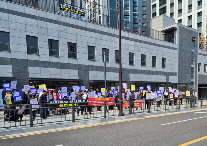 울주군 상북면 ‘서울산 파크그란데 E-편한세상’ 입주민들로 꾸려진 비상대책위원회는 지난 3월 21일 아파트 단지 내 상가 앞에서 항의 집회를 열고 DL건설에 책임을 촉구했다.