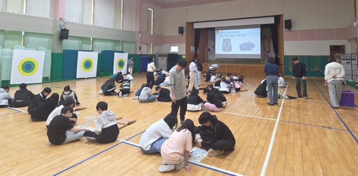 울산 울주군이 13일 원전주변지역인 서생면 성동초등학교 전교생을 대상으로 방사능 재난 발생 시 필요한 기본 행동요령을 익히는 방사능 방재교육을 실시했다. 울주군 제공