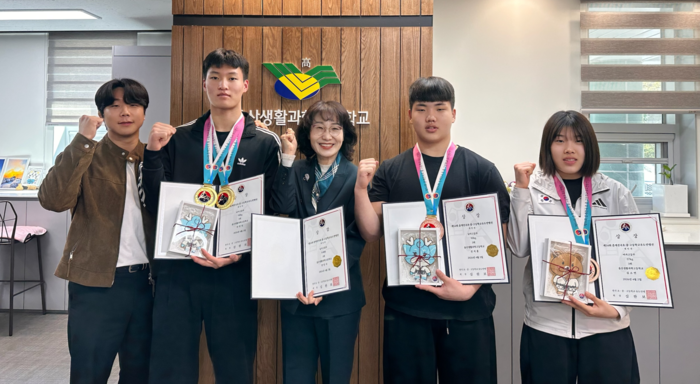 울산생활과학고 유도부 선수들이 ‘제54회 춘계 초중고 전국유도연맹전’에서 메달을 획득하고 기념사진을 찍고있다. (왼쪽부터 박해성 지도자, 전민석, 태희숙 교장, 전지훈, 김소연) 울산교육청 제공