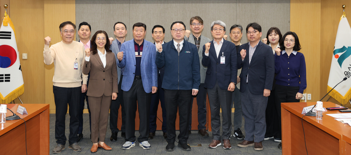 울산경제자유구역청은 14일 울산시청 국제회의실에서 이경식 울산경제자유구역청장 주재로 학계·연구기관·산업계 전문가, 자문위원과 관계자들이 참석한 가운데 ‘2026 울산경제자유구역 발전자문의원회 임시회’를 열고 미래 신산업 유치 전략과 추가지정 방안을 논의했다. 울산시 제공