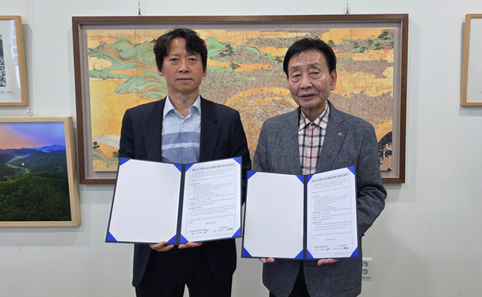 ㈔울산중구문화원과 양사초등학교는 16일 양사초 6학년 학생들을 대상으로 한 예술교육 사업인 ‘예술人되기 프로젝트-명금일하 대취타’ 관련 업무협약을 맺고 상호 협력하기로 약속했다. 울산중구문화원 제공