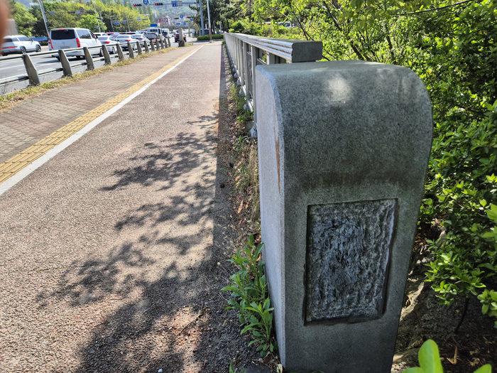 울산 북구 북부순환도로에 위치한 상방교에 부착돼 있어야 할 동판 4개가 모두 사라진 상태.