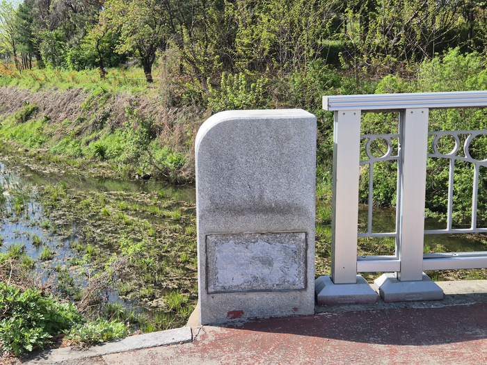 울산 북구 북부순환도로에 위치한 상방교에 부착돼 있어야 할 동판 4개가 모두 사라진 상태.
