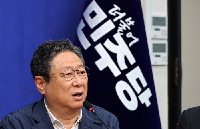 더불어민주당 황희 전략공천관리위원장이 20일 국회에서 열린 6·3 지방선거 관련 기자회견에서 “울산 남갑 국회의원 보궐선거 후보로 전태진 변호사를 전략 공천하겠다”고 공식 발표하고 있다. 연합뉴스