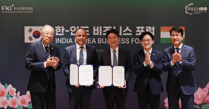 왼쪽부터 한국경제인연합회 류진 회장, TVS 전략 담당 샤라드 모한 미쉬라(Sharad Mohan Mishra) 사장, 현대차 경영전략담당 고중선 전무, 산업통상자원부 김정관 장관, 현대차 전략기획실장 김동욱 부사장이 한-인도 비즈니스 포럼에서 기념 촬영을 하고 있다. 현대자동차 제공