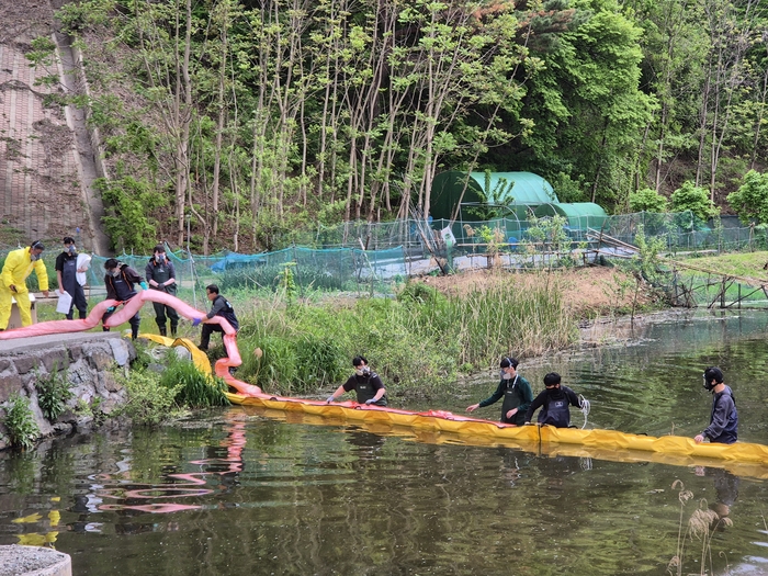 울산시가 22일 오후 환경오염사고에 신속히 대응하기 위해  유형별 환경오염사고 대비 유관기관 합동 방제훈련을 진행했다. 사진은 오일펜스 설치 후 오염물질을 한곳에 모아 회수 작업을 쉽게 하도록 도와주는 오일붐을 깔고 있는 상황.