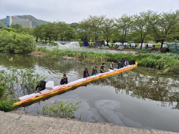 울산시가 22일 오후 환경오염사고에 신속히 대응하기 위해  유형별 환경오염사고 대비 유관기관 합동 방제훈련을 진행했다. 사진은 흡착포를 살포하고 있는 상황.