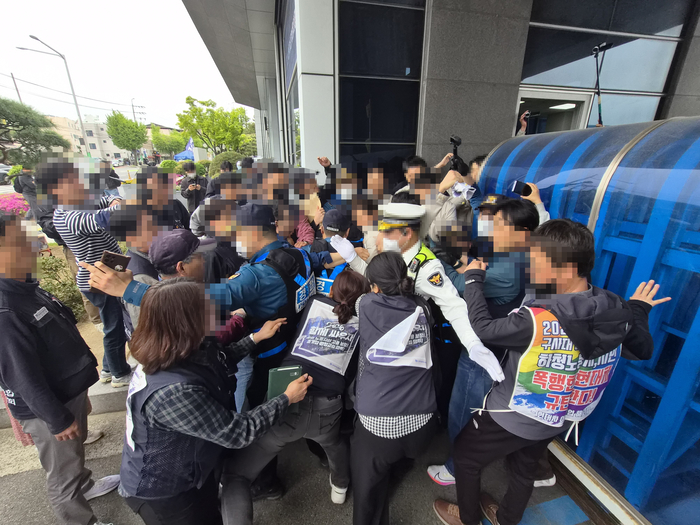 22일 현대자동차 울산공장 앞에서 노조와 경찰, 사측 보안요원 간 몸싸움이 벌어지고 있다. 김귀임 기자