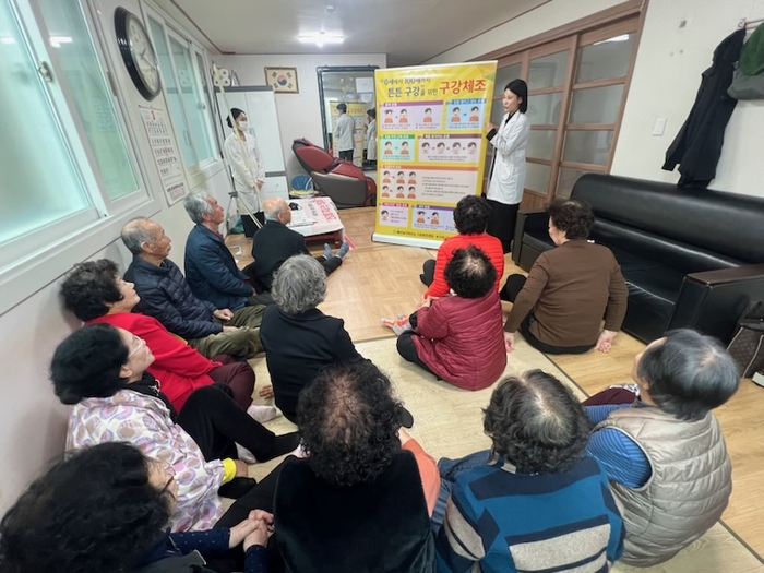 울산 남구보건소는 노인인구 급증에 대비하고, 어르신 건강관리를 강화하기 위해 지역 내 경로당 및 노인복지관을 대상으로 ‘찾아가는 건강홍보관’을 운영한다고 22일 밝혔다. 남구 제공
