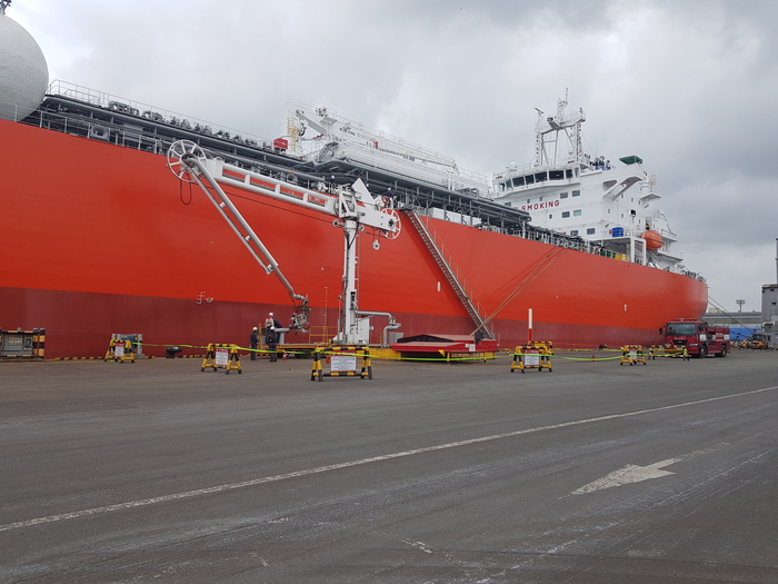 롯데정밀화학이 울산항에서 세계 최초로 그린 암모니아를 수입·하역하고 있다. 울산해양수산청 제공