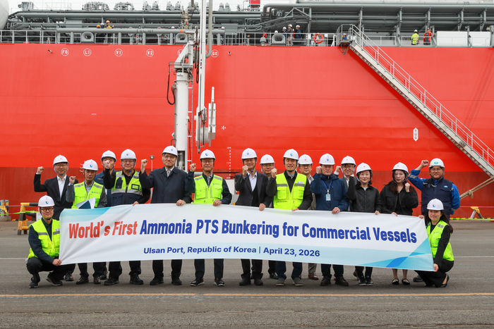 울산해양수산청은 롯데정밀화학㈜은 23일 울산항 본항 2부두에서 세계 최초 암모니아 추진 선박에 대해 암모니아 연료 공급을 성공적으로 수행했다고 밝혔다.