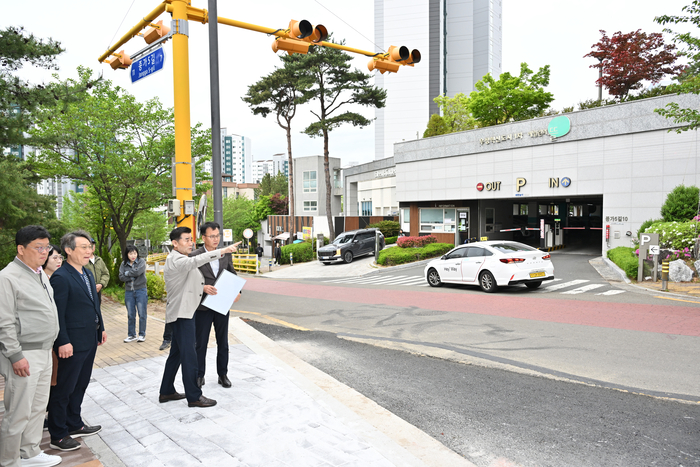 울산 중구가 23일 중구 유곡동 울산초교 교차로 일원에서 ‘종가5길 우회전 차로 신설 공사’ 현장점검을 실시했다. 중구 제공