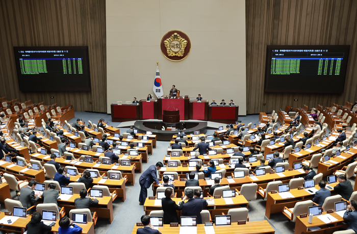 23일 국회에서 열린 4월 임시국회 7차 본회의에서 진실ㆍ화해를위한과거사정리위원회 위원 선출안 등이 통과되고 있다. 연합뉴스