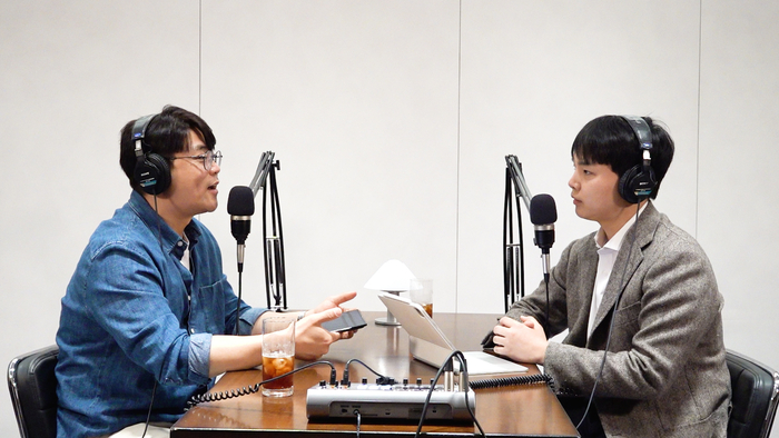 ‘썰-스데이’ 게스트로 초대된 부동산 유튜버이자 공인중개사인 카오소장(왼쪽)이 호스트 이동엽 총괄이사에게 울산 부동산 시장의 현재 상황과 향후 흐름 예측에 대해 설명하고 있다.