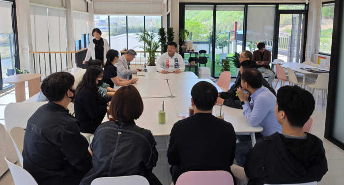 김주홍 울산시교육감 예비후보는 지난 22일 울주군 범서읍 서사리 서사초등학교 학부모들로 구성된 ‘서사 신도시 사람들’ 집행부와 간담회를 열고 지역 교육 현안에 대한 의견을 청취했다. 캠프 제공