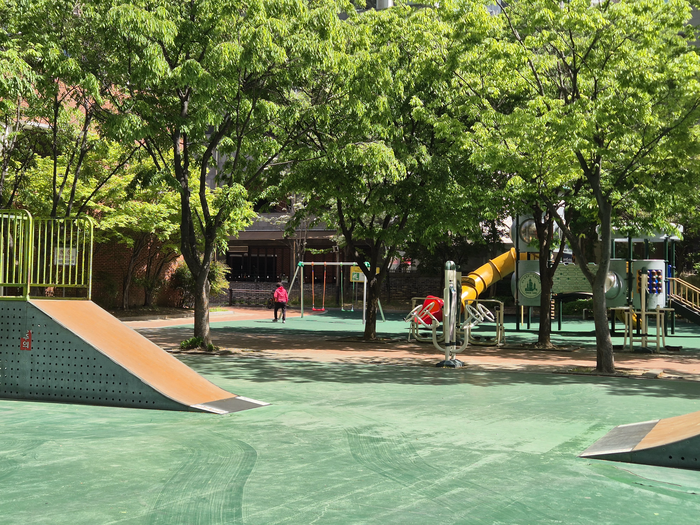 23일 찾은 구영공원 한쪽에는 스케이트, 자전거, 인라인을 즐길 수 있는 익스트림 스포츠 공간 X게임장이 마련돼 있었고, 10m 정도 인도를 지나면 곧바로 어린이 놀이터가 나왔다.