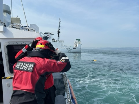 울산해경이 지난 25일 오전 울산 동구 앞바다에서 조업하던 70대 선장이 실종돼 수색 작업을 벌이고 있다 울산해양경찰서 제공