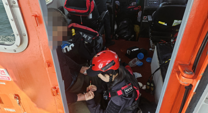 울산 앞바다에서 홀로 모터보트 낚시를 하던 50대 남성이 바다에 빠졌다가 해경에 구조됐다. 울산해경 제공