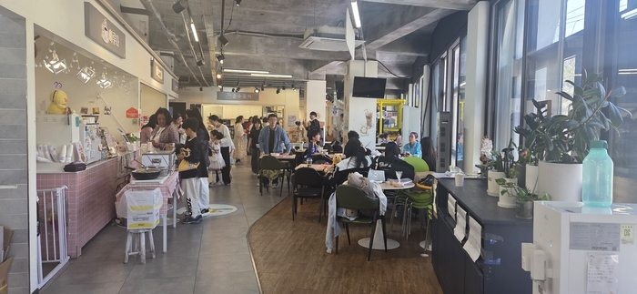 울산 남구는 지난 25일 신정평화시장 내 청년몰 ‘키즈와 맘’에서 아이와 함께 즐길 수 있는 체험형 플리마켓을 운영했다. 남구 제공