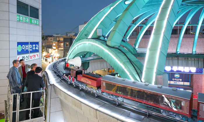 김영길 울산 중구청장이 지난 25일 울산 중구 성남동 시계탑 사거리에서 시계탑 명소화 사업 추진 현장점검을 실시하고 있다. ‘시계탑 명소화 사업’은 원도심 활성화를 위해 성남동 시계탑 위에 모형 증기기관차를 설치 및 운영하고 이와 어울리는 경관조명을 조성하는 사업이다. 이수화 기자